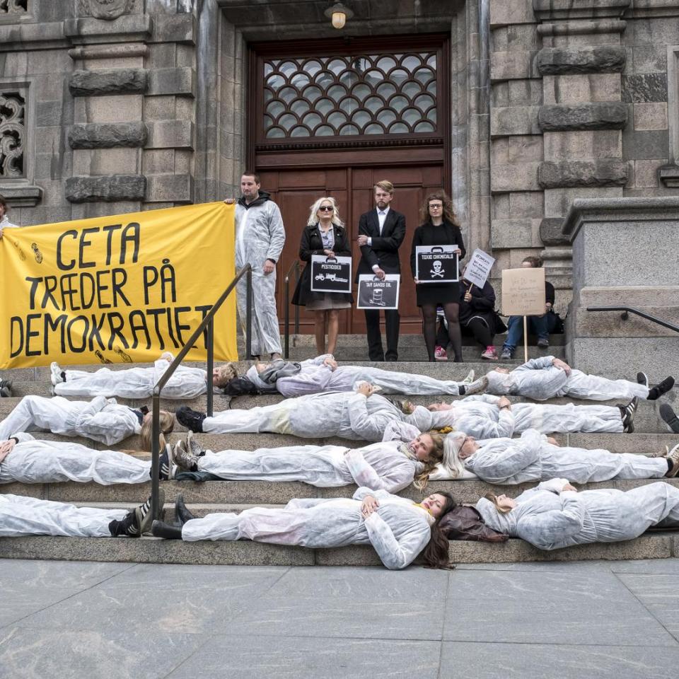 Aktivister på trappen foran Christiansborg