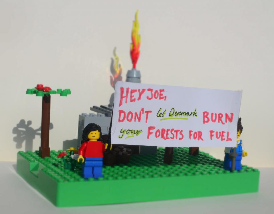 LEGO aktivister foran et kraftvarmeværk der brænder biomasse af